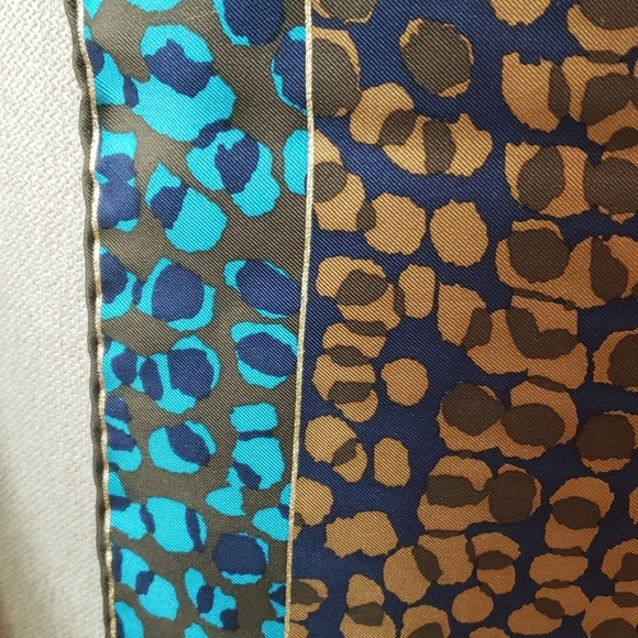 Lous Vuitton 100% Silk Scarf - Picture 4 of 8